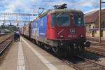 SBB Cargo 420 253 zieht ein Ganzzug mit Schiebewandwagen durch Burgdorf am 17 Mai 2025.